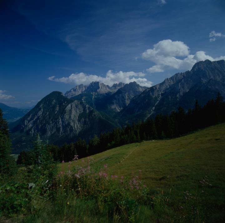 Vista dalla malga Leisacher Alm sulle Dolomiti
