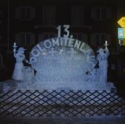 Piazza principale a Lienz - Scudo per la 13° corsa delle Dolomiti