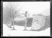 Ripresa in esterno. La passeggiata lungotalvera di Bolzano nella neve, allo sfondo Castel Klebenstein