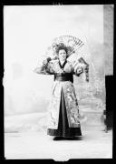 Ripresa in studio. Ritratto di una donna con kimono. Informazione nel registro [nr. 6]: Gurschner Ella