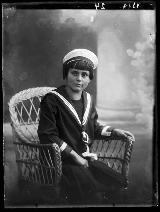 Ripresa in studio. Ritratto di una bambina seduto con vestito da marinaio: Anna Waldmüller (Nanni, 1913-1986), figlia del fotografo Hermann Waldmüller e poi lei stessa fotografa