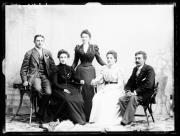 Ripresa in studio. Ritratto di gruppo di tre donne e due uomini. La donna al centro è in piedi