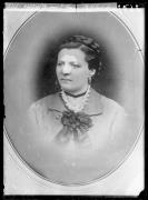 Riproduzione. Ritratto di una donna in una cornice ovale