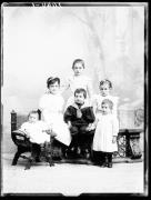 Ripresa di studio. Ritratto di gruppo di sei bambini