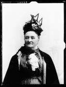 Studioaufnahme. Porträt einer Frau mit Hut