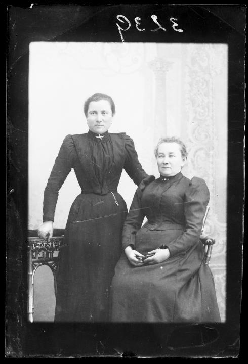 Ripresa in studio: Ritratto di due donne, una in piedi, una seduta.