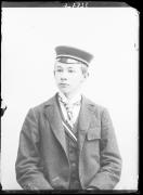 Ripresa in studio. Ritratto di un  uomo con un berretto e una cravatta