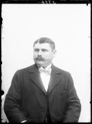 Ripresa in studio. Ritratto di un uomo con mustacchi vestito con papillon