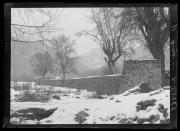 Ripresa in esterno. La passeggiata lungotalvera di Bolzano nella neve, allo sfondo Castel Klebenstein. Informazione nel registro (Nr. 20): Ackermann Wassermann