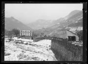 Ripresa in esterno. La passeggiata lungotalvera di Bolzano nella neve, edificio con l'iscrizione 