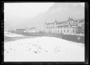 Ripresa in esterno. La passeggiata lungotalvera di Bolzano nella neve, edificio con l'iscrizione 