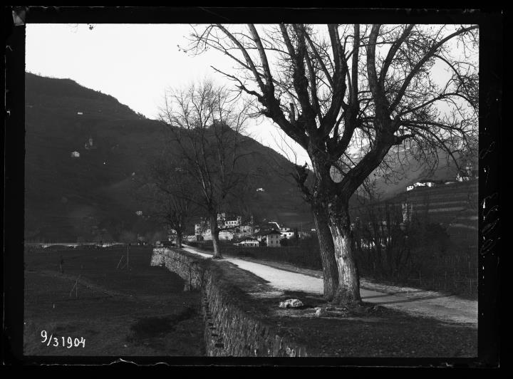 Außenaufnahme. Weg entlang der Talfer in Bozen, im Hintergrund Ansitze, eine Brücke und Schloss Rafenstein