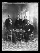 Ripresa in studio. Ritratto di gruppo di cinque uomini