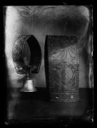 Ripresa di un oggetto. Rappresentazione di due oggetti. Un campanaccio e una cintura