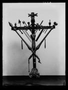 Ripresa di un oggetto. Croce di legno con simboli: scala, colonna, mani e vasi