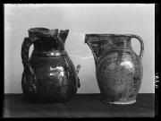 Ripresa di un oggetto. Due vasi di argilla del Museo Civico di Bolzano