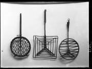 Ripresa di un oggetto. Oggetti del museo civico di Bolzano: tre sottopentole di metallo