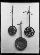 Ripresa oggetto. Tre oggetti sconosciutii. Un oggetto ha l'iscrizione 