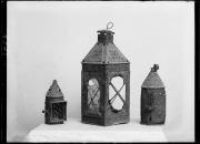 Ripresa oggetto. Due lanterne piccole e una lanterna grande