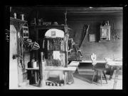 Ripresa interno. Una stube con una stufa e un tavolo