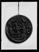 Ripresa di un oggetto. Medaglia con motivo religioso