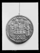 Ripresa di un oggetto. Medaglia con motivo religioso