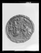 Ripresa di un oggetto. Medaglia con motivo religioso