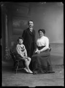 Ripresa in studio. Ritratto di gruppo di una donna, un uomo e un bambino