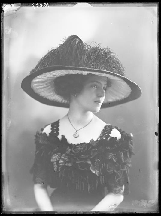 Studioaufnahme. Porträt einer Frau mit Hut. Information im Register [Nr. 22]: Wenter Martha, 1 Frl. Sparkassensch.