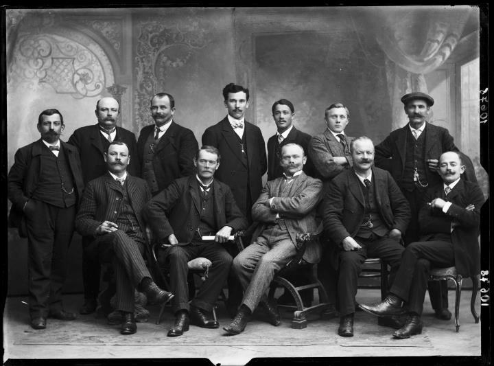 Studioaufnahme. Gruppenporträt von zwölf Männern. Information im Register (Nr. 22): Walch, Gruppe 12 Herren
