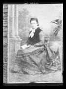 Riproduzione di un quadro. Ritratto di una donna seduta