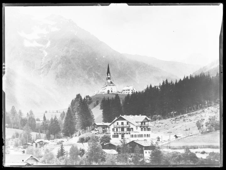 Landschaftsaufnahme. Dorf und Kirche von Lappach in Mühlwald