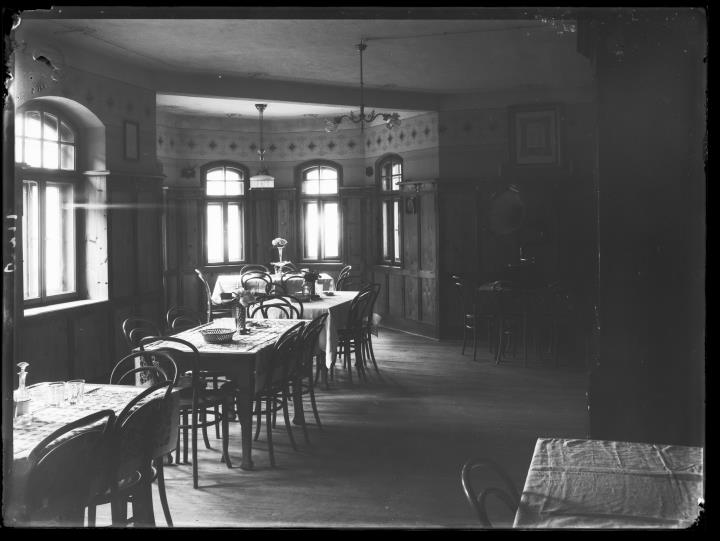 Innenaufnahme. Speisesaal im Hotel Tirolia, rechts ein Grammophon auf einem Tisch