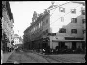 Ripresa in esterno. Strada, binari della tram, il Cafè Kusseth alle Piazza dell Mostra di Bolzano