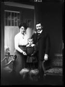 Ripresa in studio. Ritratto di gruppo. Un uomo, una donna e un bambino