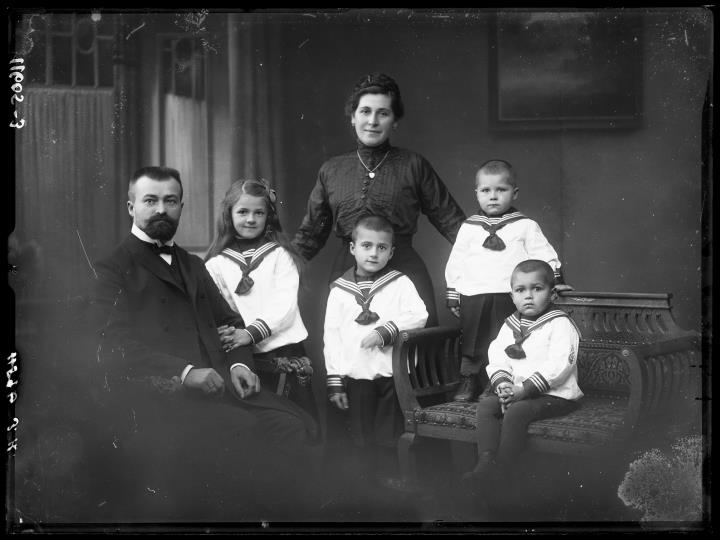 Studioaufnahme. Gruppenporträt. Ein Mann, eine Frau und vier Kinder in Matrosenanzug