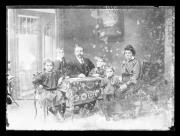 Ripresa in studio. Ritratto di gruppo: una donna, un uomo, tre bambini e una bambina