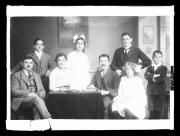 Ripresa in studio. Ritratto di gruppo: una donna, due bambine, due bambini e due uomini