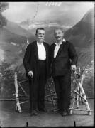 Ripresa in studio. Ritratto di gruppo di due uomini