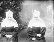 Ripresa in studio. Ritratto di gruppo di due donne vestito con l'abito