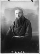 Ripresa in studio. Ritratto di un uomo vestito con l'abito