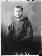 Ripresa in studio. Ritratto di un uomo vestito con l'abito