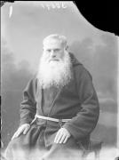 Ripresa in studio. Ritratto di un uomo vestito con l'abito