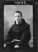 Ripresa in studio. Ritratto di un uomo vestito con l'abito