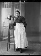 Ripresa in studio. Ritratto di una donna in piedi