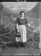 Ripresa in studio. Ritratto di una donna in piedi