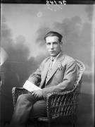 Ripresa in studio. Ritratto di un uomo seduto