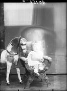 Ripresa in studio. Ritratto di un bambino su una sedia