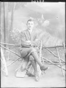 Ripresa in studio. Ritratto di un uomo seduto