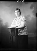 Studioaufnahme. Porträt einer stehenden Frau